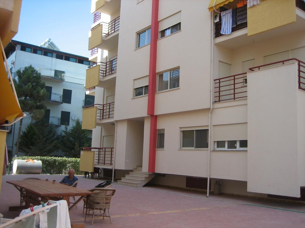 Aldom Apartments Durrës Esterno foto